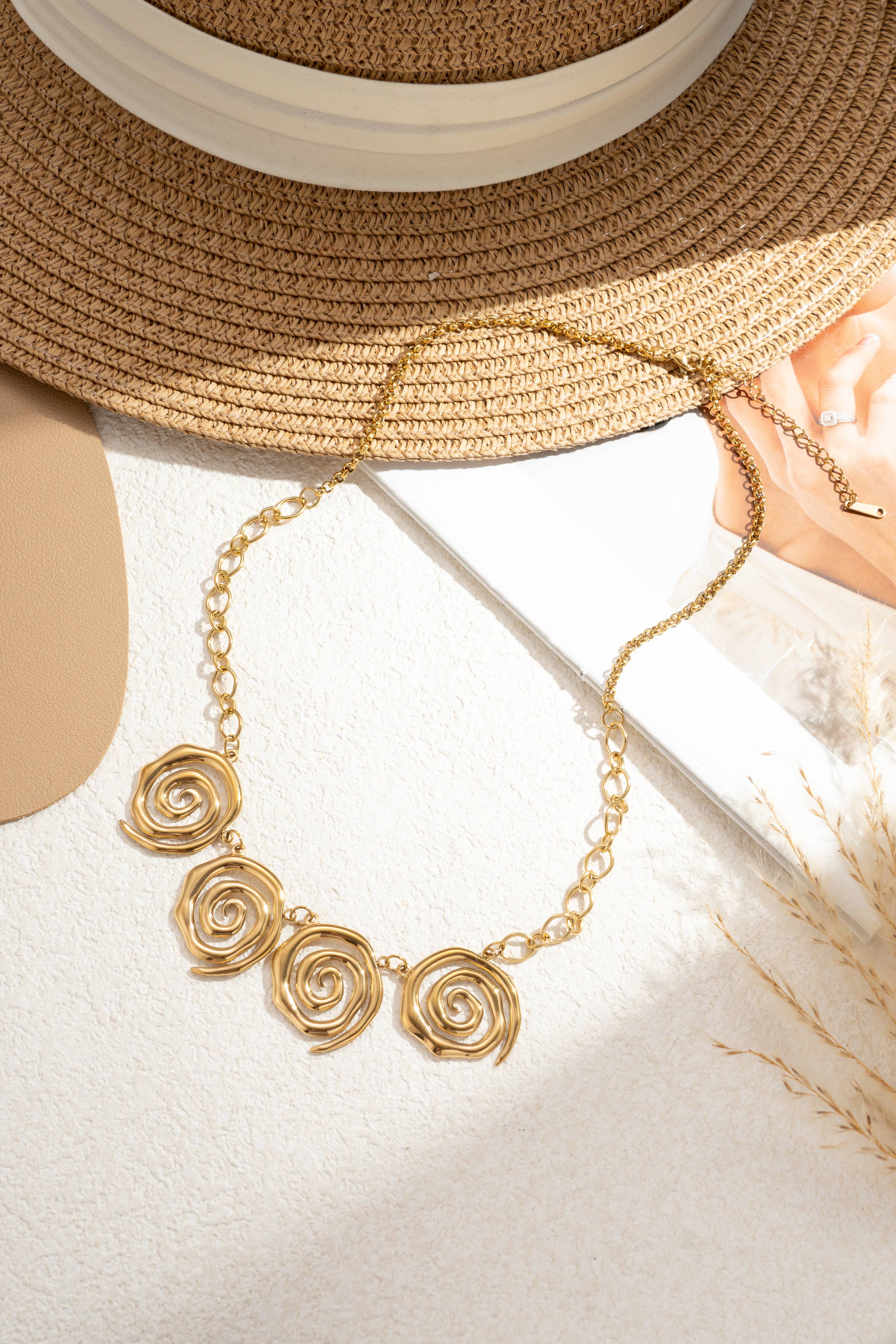 Collier spirales solaires élégantes en acier inoxydable chic