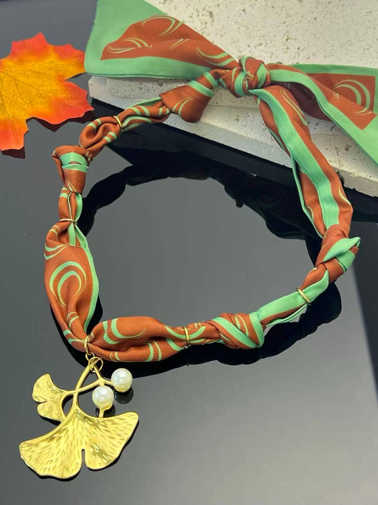 Collier foulard bohème chic, pendentif feuille dorée & perle