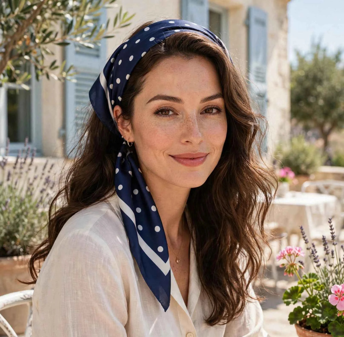 Foulard Bleu Marine à petit Pois 70 x 70