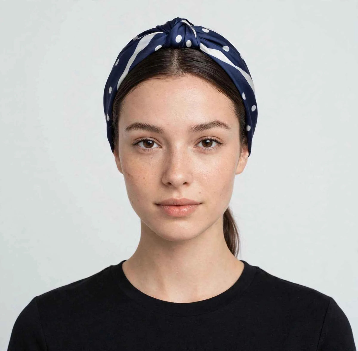 Foulard Bleu Marine à petit Pois 70 x 70