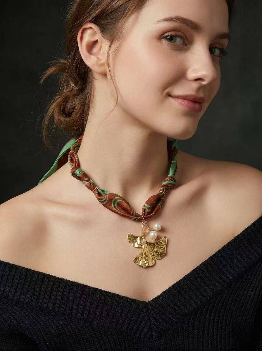 Collier foulard bohème chic, pendentif feuille dorée & perle