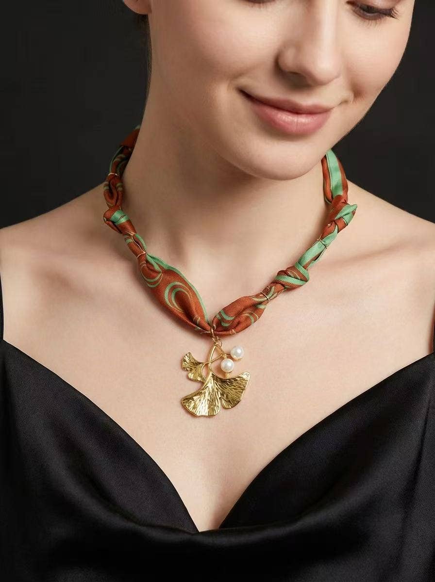 Collier foulard bohème chic, pendentif feuille dorée & perle