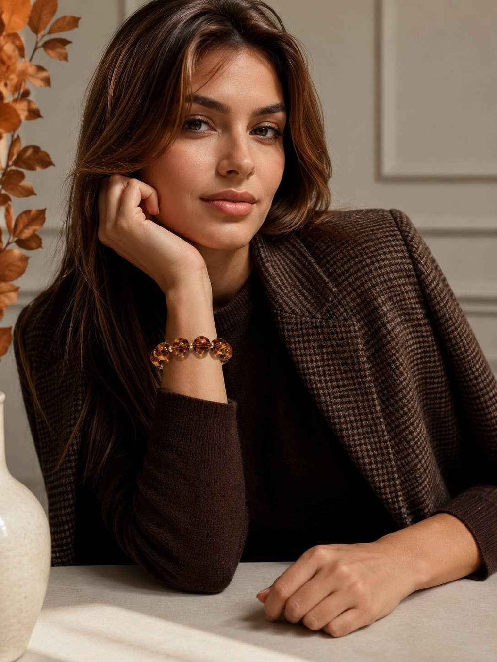 BRACELET ELASTIQUE FINA ORNE DE PERLES EN RESINE LEOPARD ET DE PETITES PERLES EN ACIER INOXYDABLE