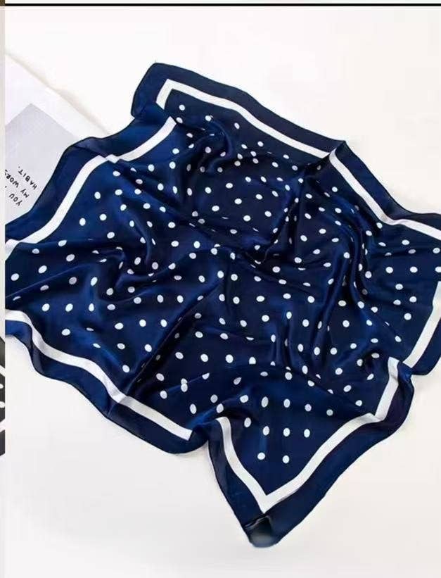 Foulard Bleu Marine à petit Pois 70 x 70