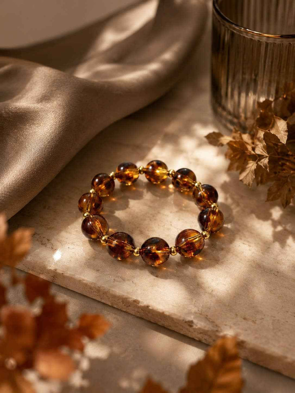 BRACELET ELASTIQUE FINA ORNE DE PERLES EN RESINE LEOPARD ET DE PETITES PERLES EN ACIER INOXYDABLE